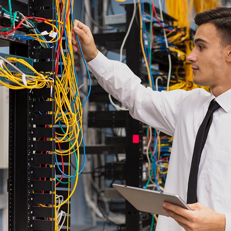 Personal realizando trabajos de cableado estructurado en Consorcio Hermes Querétaro